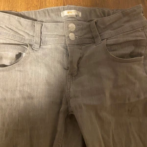 Low waist botcut jeans från Gina tricot❤️ - Low waist botcut gråa jeans från Gina tricot! Storlek 152 men passar mig som är 160❤️ går inte att få tag på längre men är inte andvända så mycket så i bra skick💗skriv för fler frågor❤️
