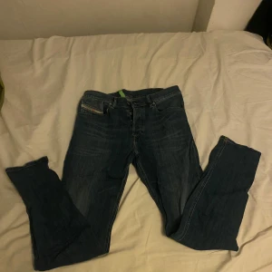 Blå jeans från Diesel - Säljer ett par snygga blå jeans från Diesel. De är i storlek 32/34 så är för de lite längre cond (8/10)