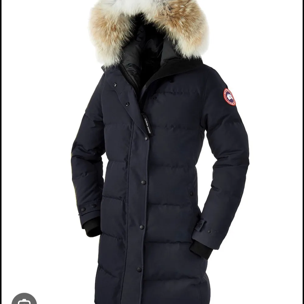 Säljer en svart Canada Goose Shelburne Parka i damstorlek XS. Jackan är perfekt för vintern och håller dig varm. Perfekt för kalla dagar! . Jackor.