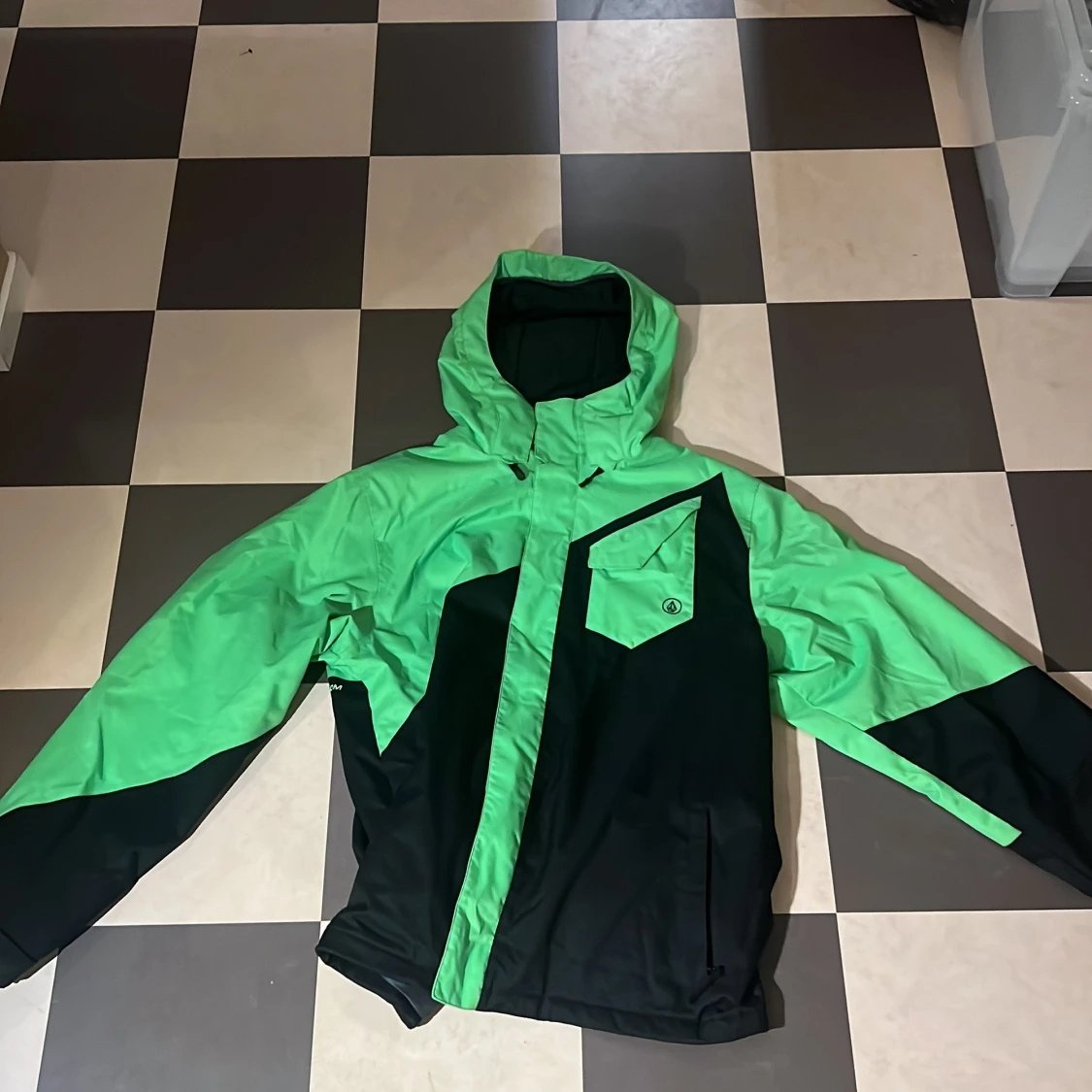 Grön och svart jacka från Volcom