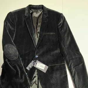 Oanvänd svart blazer 50/L - Aldrig använd svart (lite glansig) blazer från Giorgio Di Mare i storlek 50/L. Säljes pga att den är lite för liten för mig. 