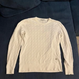 J Lindberg vit stickad tröja  - Tja! Säljer nu denna J Lindberg tröja då jag växt ur den. Den är i topp skick och väldigt snygg. Priset är inte hugget i sten så bara att höra av sig! Hör av er vid någon fundering 