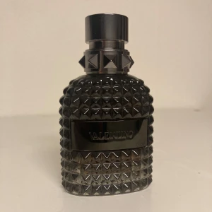 Valentino Uomo Intense  - 50 ml-flaska med minst 40 ml kvar, säkert upp emot 45 ml (se bild 3 och 4 för mängd). Flaskan är i mycket bra skick och har stått borta från solljus och i jämn temperatur. Bara att skicka meddelande vid eventuella frågor!