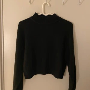 Svart stickad tröja från Divided! - Säljer en svart stickad tröja från Divided i storlek XS! :) Tröjan har en liten krage och är kroppad 😌