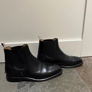 Svarta Gant boots - Säljer ett par svarta Gant boots i st 40/41 helt oanvända, har en smal passform och töjbar på sidorna perfekt julklapp till sin mamma 