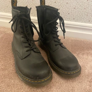 Svarta boots med snörning - Säljer ett par Dr. Martens tjängor. Skorna är i bra skick och använda ett fåtal gånger. 