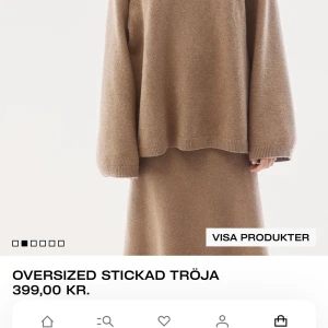 Beige oversized stickad tröja - Säljer en supermysig beige oversized stickad tröja. Perfekt för kyliga dagar när du vill känna dig både bekväm och stilren. Tröjan har långa ärmar och en lös passform som ger en avslappnad look. Perfekt att matcha med jeans eller en kjol för en chic vardagsstil.