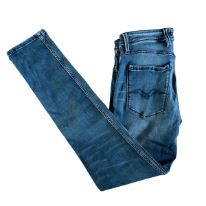 Blå jeansbyxor från Replay - Snygga blå jeansbyxor från Replay i bra skick. De har en klassisk femficksdesign och en slim passform som sitter perfekt. Perfekta för både vardag och fest! 🕺32/34
