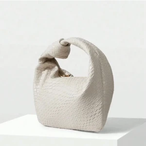 Bottega liknande väska - Snygg beige väska. Knappt använd💕