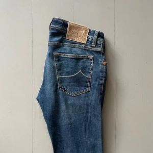 Jacob Cohen jeans - Jacob Cohen jeans i topp skick, endast lite skrynkliga men det fixas av en strykning😁Storlek 33 men passar ca W31 | Skriv vid minsta fråga eller fundering😁 Pris går att diskutera vid snabb affär🤝🏼