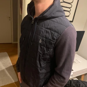 Ralph lauren cardigan - Hej säljer nu en Ralph lauren cardigan! Den är mörkblå och i storlek L men passar även M. Jag på bilden är 180 och den är för stor. Litet hål vid armen (skriv för bild). Solblekt men utöver de bra skick. Skriv vid fler bilder eller funderingar mvh/ Leo