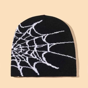 Svart mössa med spindelnätsmönster - Cool svart mössa med ett vitt spindelnätsmönster. Perfekt för att ge din outfit en edgy touch. Passar bra till både vardag och speciella tillfällen. Håll dig varm och stilren samtidigt!