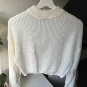 Vit stickad tröja - Säljer en supermysig vit stickad tröja med lite högre krage. 