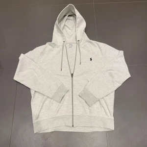 Ralph Lauren Zip Hoodie - Grå Ralph Lauren Zip Hoodie i nyskick! Priset är diskuterbart. Storlek: L        