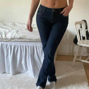 Mörkblå jeans - Säljer ett par snygga lågmidjade mörkblå jeans i mycket bra skick. Perfekta för både vardag och fest! ❤️‍🔥Midjemått: 76 cm, innerbenslängd: 86cm. Jag är 169cm lång för referens! 