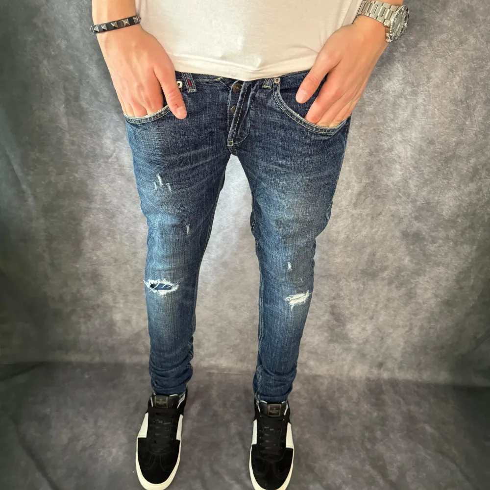 // Dondup George jeans | storlek w30, benlängd: 100cm, midjemått: 37cm | Nypris runt 4000 | Kontakta för fler frågor eller funderingar // Deluxecloset . Jeans & Byxor.