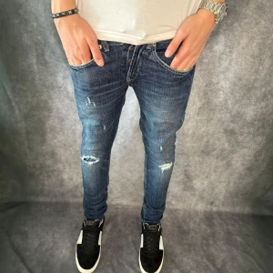 DONDUP GEORGE JEANS  - // Dondup George jeans | storlek w30, benlängd: 100cm, midjemått: 37cm | Nypris runt 4000 | Kontakta för fler frågor eller funderingar // Deluxecloset 