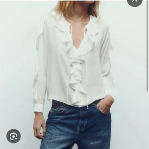 Vit blus - Säljer denna jättefina blus från zara då den inte kommer till användning längre. Jättefin till vardag men även till fest. Jättefint skick då den används sparsamt. Skriv för fler bilder eller frågor!💗