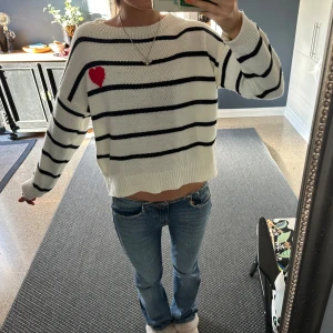 Randig tröja med hjärtdetalj - Superfin vit och svart randig tröja med en röd hjärtdetalj, väldigt bra skick🥰🥰