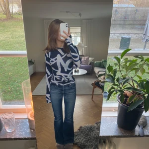 Blå och vit mönstrad långärmad topp - Säljer en supercool blå och vit långärmad topp med abstrakt mönster. Den är i superbra skick och är skön och stretchig för en bekväm passform.