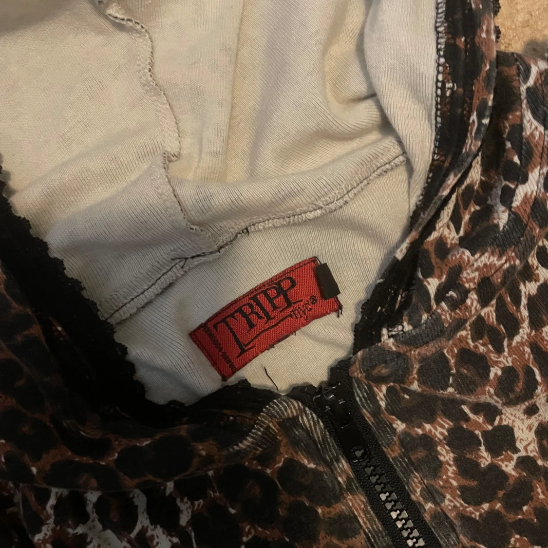 Leopardmönstrad jacka med huva från Tripp - 93