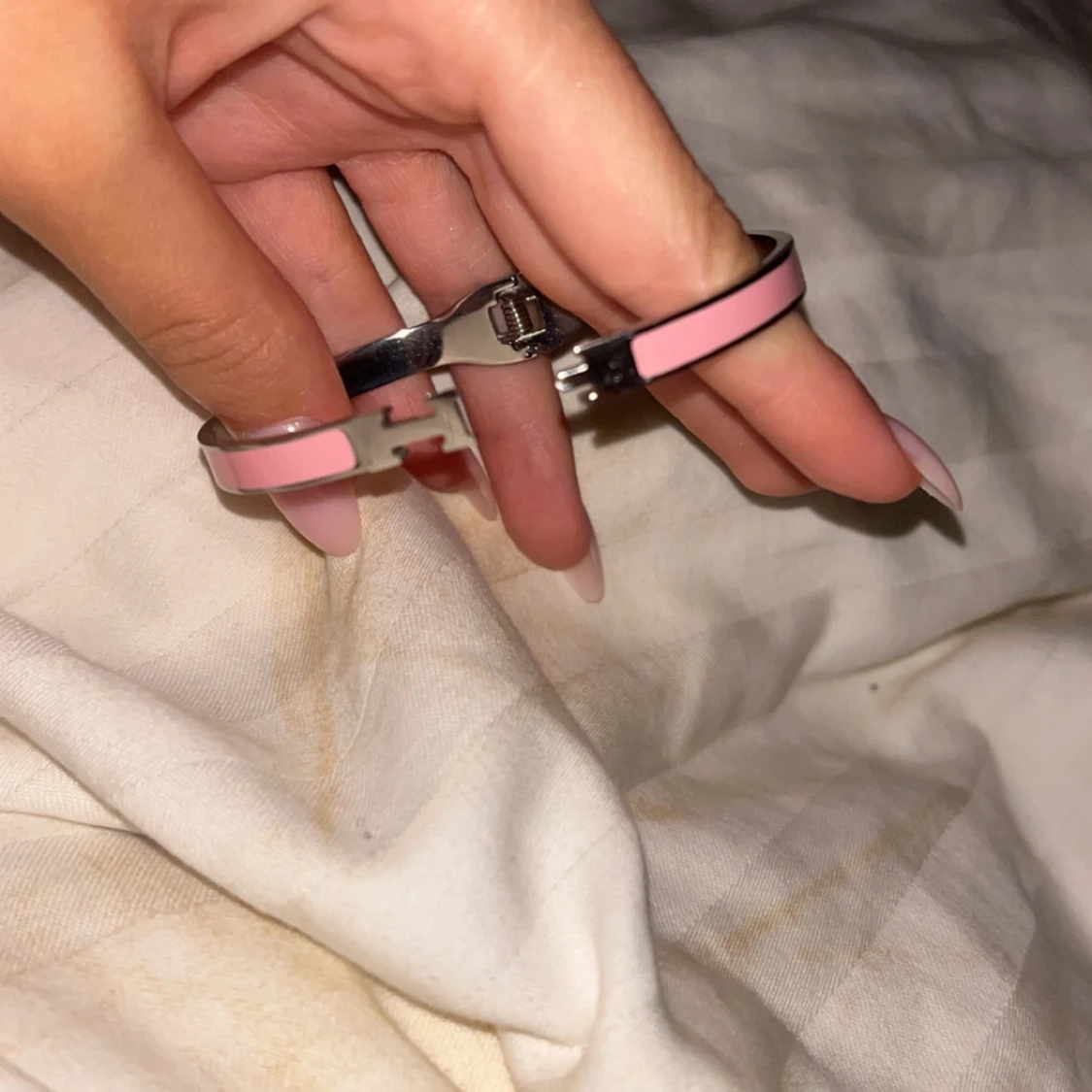 märkes armband med silverdetaljer - 92