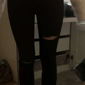 Svarta lågmidjade jeans med hål i knät och låret,❤️ - Säljer ett par svarta lågmidjade  jeans i bra skick. De har coola slitningar på knäna som ger en edgy look. Perfekta för både vardag och fest! Dem är köpta på plick men var lite korta för mig, dem har också slitsar längst ner på jeansen❤️