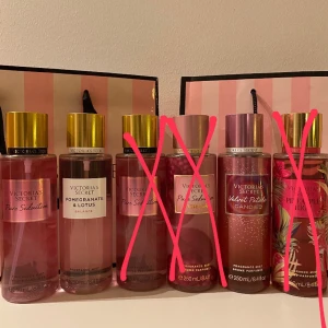 Victoria's Secret Fragrance Mist Collection - Säljer en samling av Victoria's Secret body mists i olika dofter: Pure Seduction, Pomegranate & Lotus, Cashmere, Velvet Petals Candied och Pineapple High. Varje flaska är 250 ml och har en lyxig design med guld- och rosa detaljer. Perfekt för att fräscha upp din doftgarderob! 🌸Helt nya och oanvända, säljes styckvis