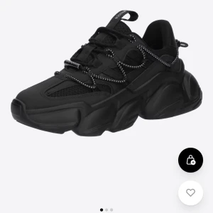 Svarta sneakers från Steve Madden strl 41 - Använda/provade utomhus 2 gånger sparsamt till och från arbete . Storlek för stor. Snygga svarta sneakers från Steve Madden med en chunky sula och coola snördetaljer. Perfekta för en trendig look och bekväma att bära hela dagen. Passar både till vardags och festliga tillfällen.