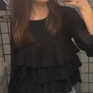 Perfekt topp till fest eller nyår eller annat🥳 Från gina tricot som passar i st xs och på lappen står det st  146-152 💓