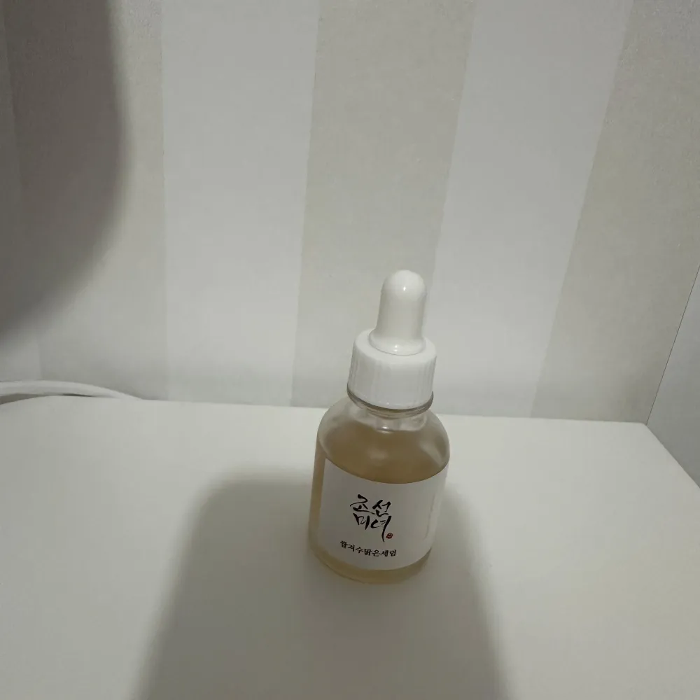 Säljer ett Glow Deep Serum med ris och alpha-arbutin från I'M FROM. Det är en 30 ml flaska med pipett för enkel applicering. Perfekt för att ge huden en strålande lyster och jämnare hudton. Tillverkad i Korea.. Skönhet.