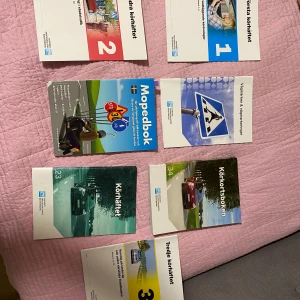 Samling av körkortsböcker och mopedbok - Säljer en samling av körkortsböcker inklusive 'Körkortsboken', 'Mopedbok', ’körhäfte 1,2,3’ och 'Vägmärken & vägmarkeringar'. Perfekt för den som vill ta körkort eller mopedkörkort. Böckerna är i bra skick och täcker allt du behöver veta för att klara teoriprovet. 🚗