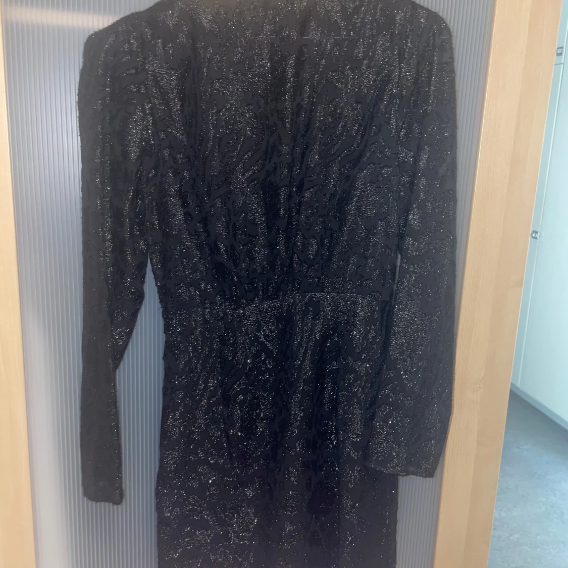Svart glittrig klänning - 90