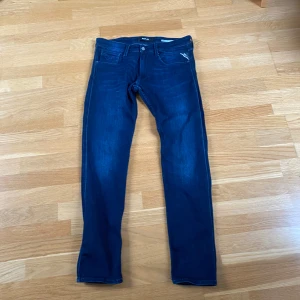 Replay jeans - Säljer ett par snygga blå jeans från Replay i modellen Anbass. De har en slim passform och är i mycket bra skick. Köpt på design only i varberg för 1700 kr
