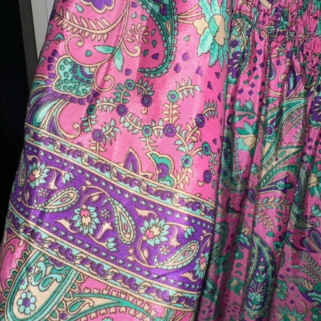 Färgglad klänning i polysilke - 90