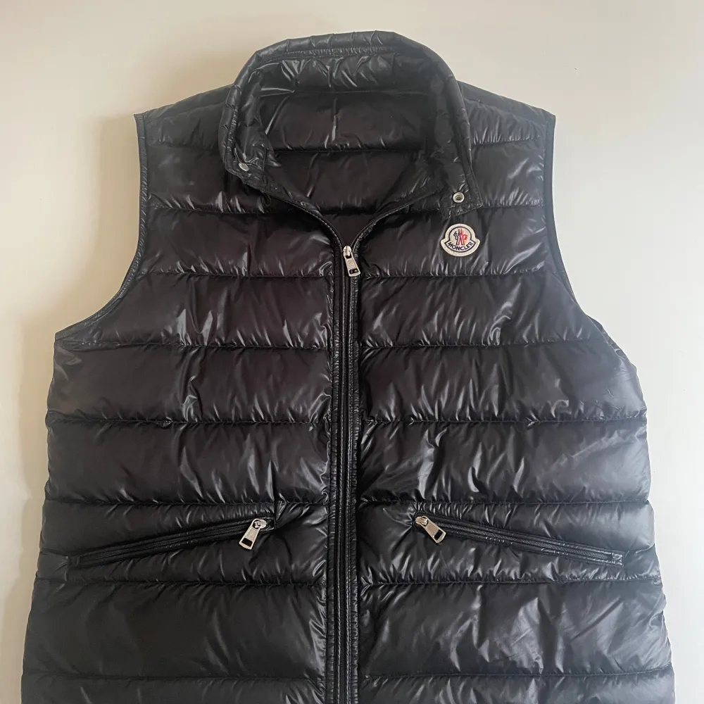 Moncler Gui väst storlek 3/M. Jätte bra skick, använd fåtal gånger. Inga defekter, nypris 8500 kr. Bara att skriva ifall ni har frågor! Priset är inte hugget i sten, men ganska fast. . Jackor.