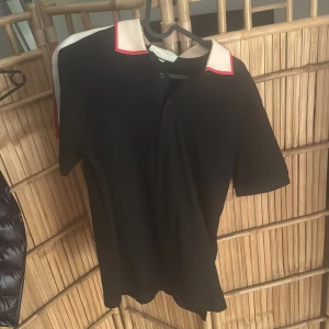 Svart GG piké M/L  - Snygg svart piké i topp skick 10/10! Tvättas alltid innan jag skickar. Skicka pm före köp! Alltid snabb leverans.