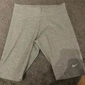 Säljer ett par grå träningsshorts från Nike i mycket bra skick. De är perfekta för gymmet eller löprundan. Storlek S, inte använda nån gång