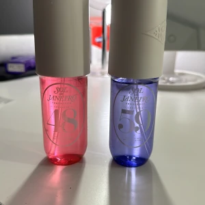 Parfymer från Sol de Janeiro - Säljer två parfymer från Sol de Janeiro. Den ena är i en rosa flaska med nummer 48 och den andra i en blå flaska med nummer 59. Knappt använda 