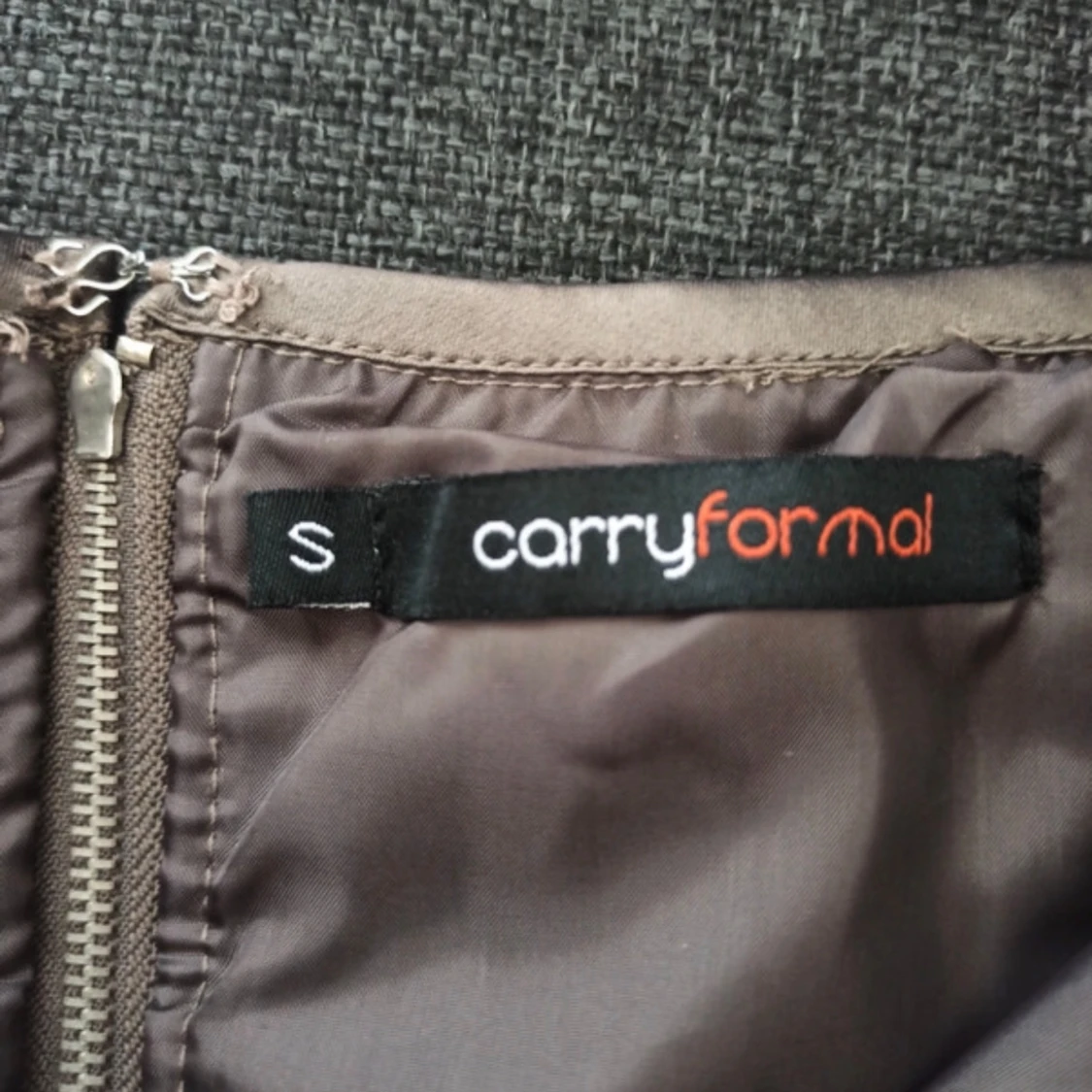 Champagnefärgad klänning från Carryformal - 91