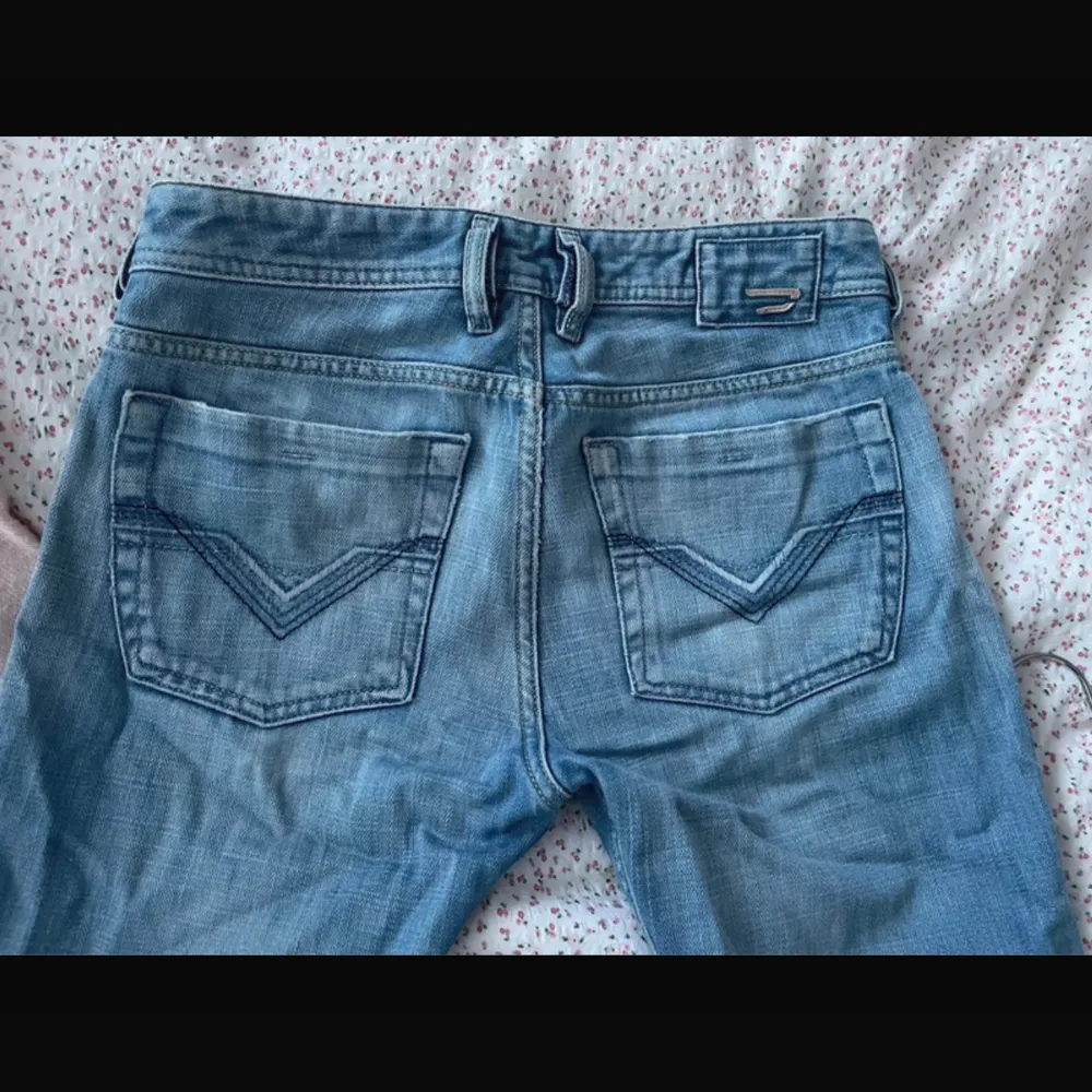 Säljer ett par snygga lågmidjade blå jeans från Diesel i bra skick.  Storlek 27💗 dom är vintage och där med inte säljs längre, passar mig som brukar använda storlek 36/38. Jeans & Byxor.