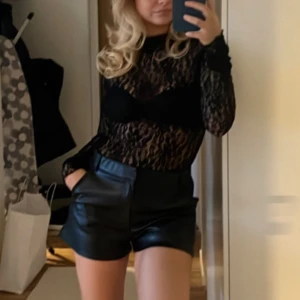 Svart spetsblus - Snygg svart spetsblus med långärmad design. Med inbyggd bh så allt sitter bra. 
