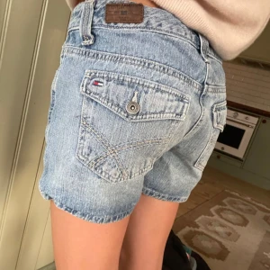 Tommy hilfiger shorts💙 - Jeans shorts från Tommy hilfiger med jätte snygga fickor och jätte snyg slitning💙 på lappen så står det storlek 6 och jag säljer för att dem är för stora för mig💙 skriv till mig om fler mått behövs💙