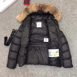 Svart dunjacka från Moncler - Säljer en snygg, svart, äkta dunjacka från Moncler med en lyxig pälsdetalj på huvan. Kvitto hittar jag ej men det går att scanna! Använd i 2 månader förra vintern, fick den som present och vill bli av med den pga inte min stil, RÄCKNAS SOM NY. Storlek M/S, buda på!!🫶🏻