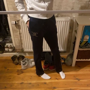 Mörkblåa juicy couture byxor - Säljer ett par mörkblåa juicy byxor i riktigt bra skick. Dom är i en bootcut modell som jag tycker är riktigt snygg men ser inte längre bra ut på mig eftersom att jag vuxit en del sen köpet, säljer alltså för att dem är för små helt enkelt! Inga defekter eller pärlor har lossnat från byxorna❤️
