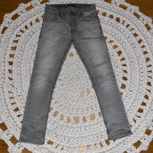 Grå jeansbyxor - Säljer ett par snygga grå jeansbyxor i bra skick. De har en slim passform och är perfekta för både vardag och fest. Perfekta för höst och vår! Storleken är 30/30