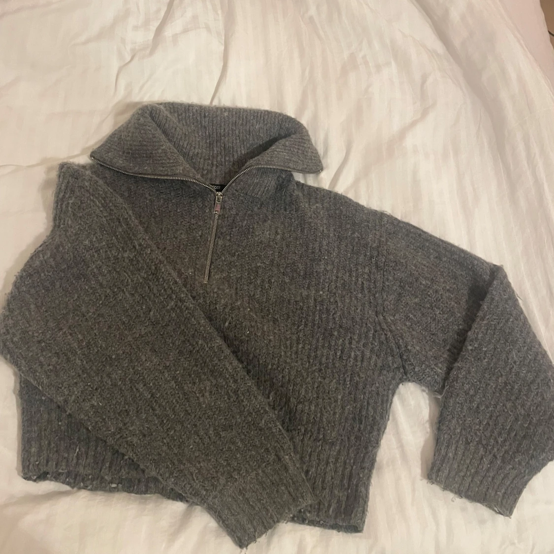 Grå stickad tröja med dragkedja - 91