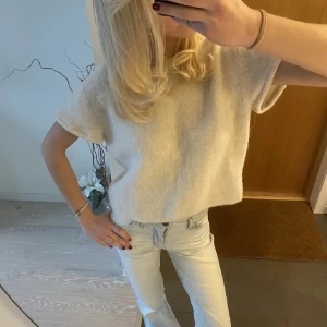 Beige stickad tröja - Säljer en superfin beige stickad tröja i ett mjukt material. Den har en avslappnad passform och korta ärmar, perfekt för höst och vinter!skriv om ni har frågor❤️