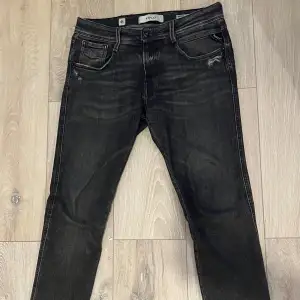 Säljer ett par snygga svarta jeans från Replay i nytt skick. Svåra att hitta i just den modellen. De har en klassisk femficksdesign och en bekväm passform. Nypris 1800 kr, Modellen är 177 cm och väger 70 kg 