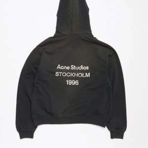 Säljer en svart/washed hoodie från Acne Studios med print  'STOCKHOLM 1996' på ryggen. Den är i nyskick då den endast är använd 1 gång. Hoodien har långa ärmar och en baggy passform. Superbekväm och baggy men inte riktigt min stil därav säljs den 🙃(Pris går att diskuteras)